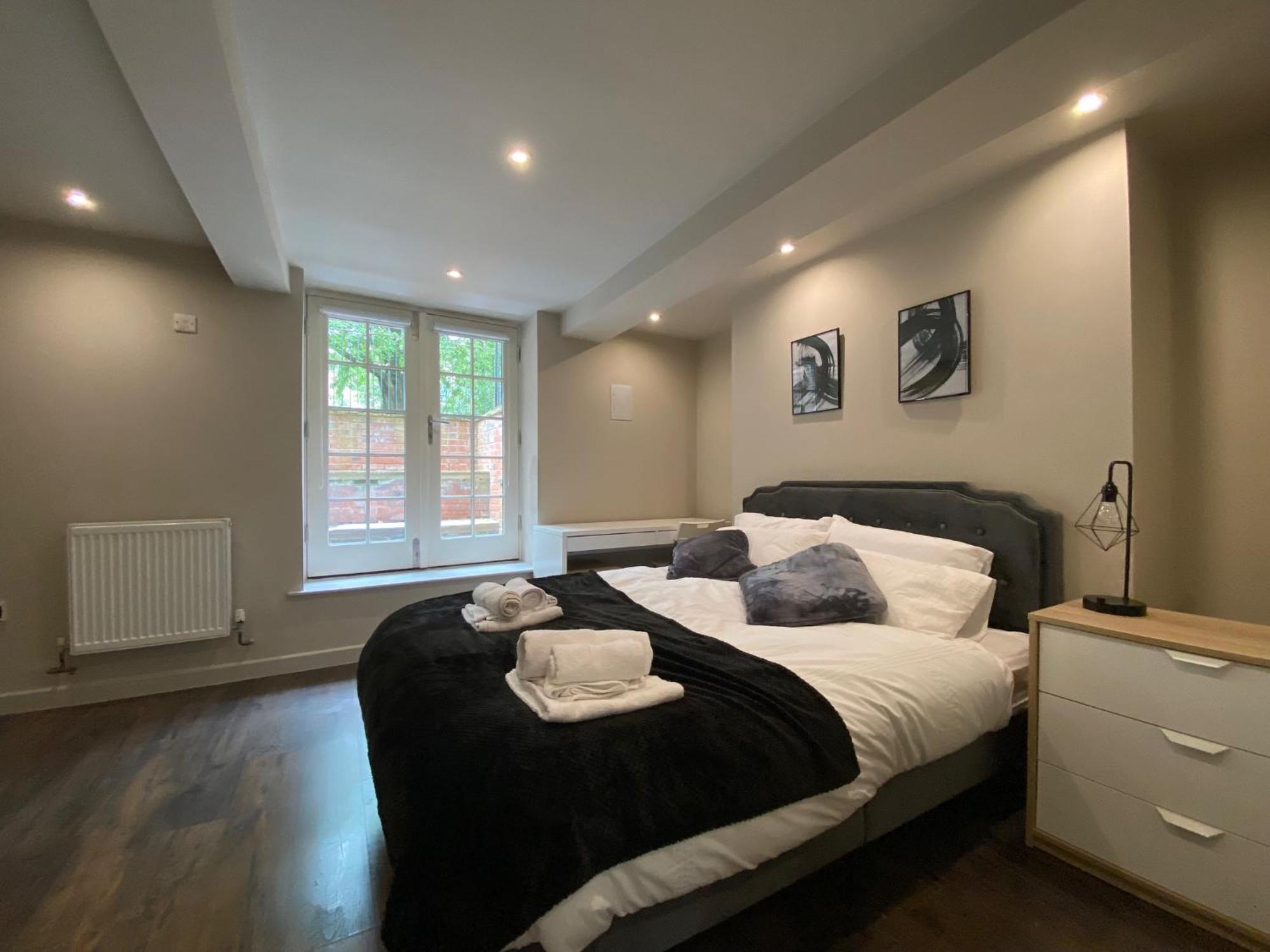 Stunning King Suite Apartment In The Heart Of Leeds City Center Екстер'єр фото