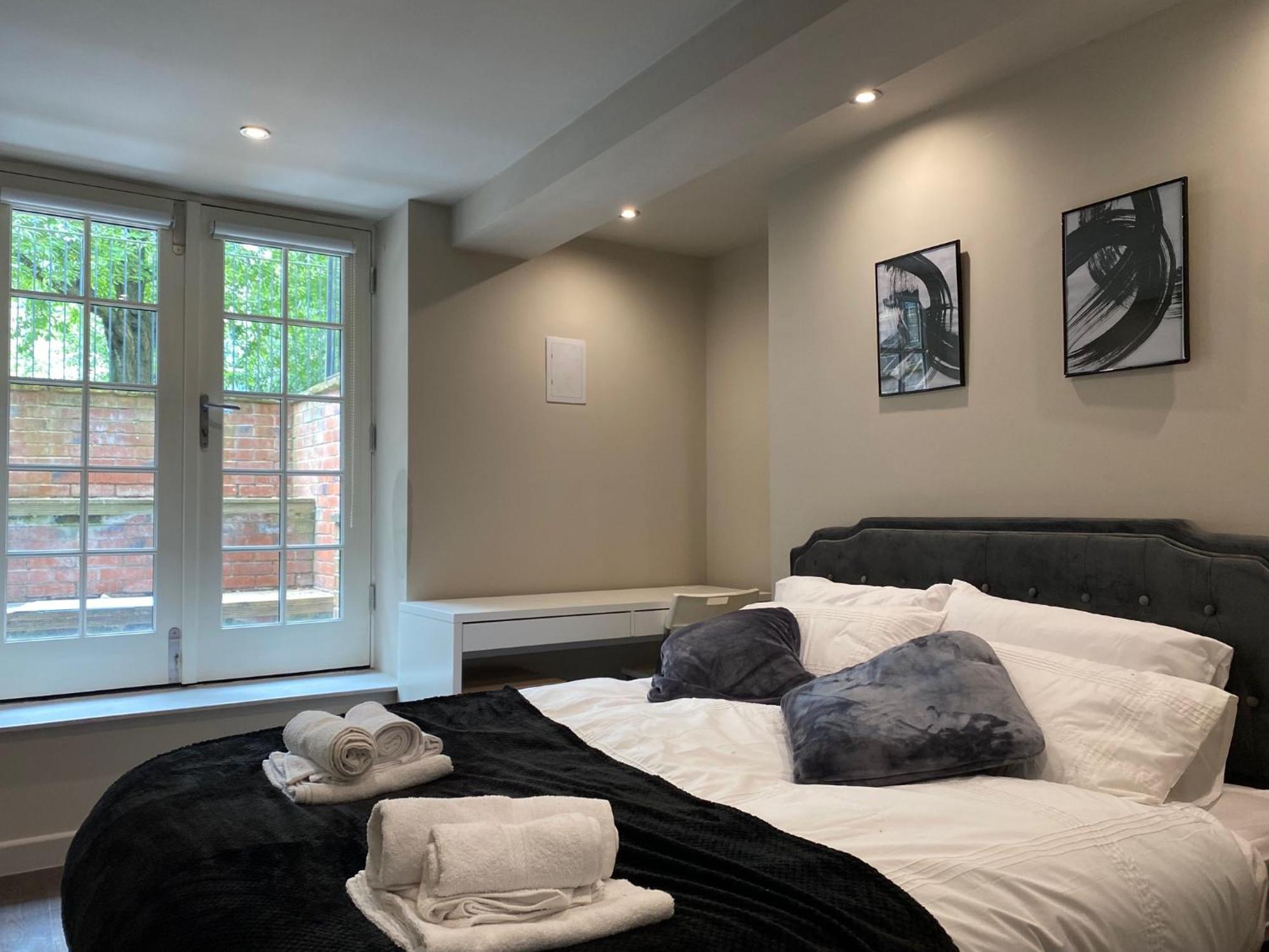 Stunning King Suite Apartment In The Heart Of Leeds City Center Екстер'єр фото