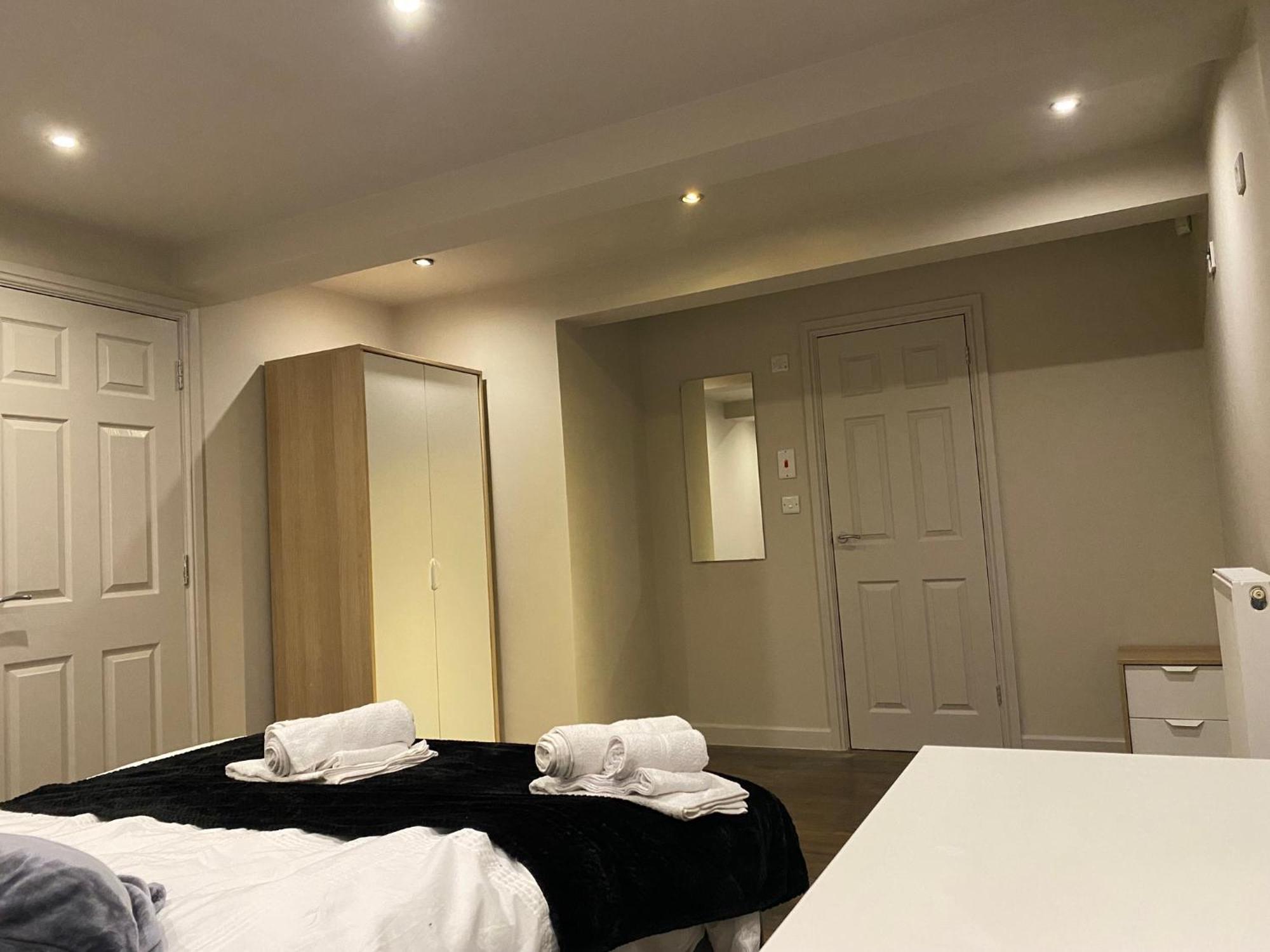 Stunning King Suite Apartment In The Heart Of Leeds City Center Екстер'єр фото