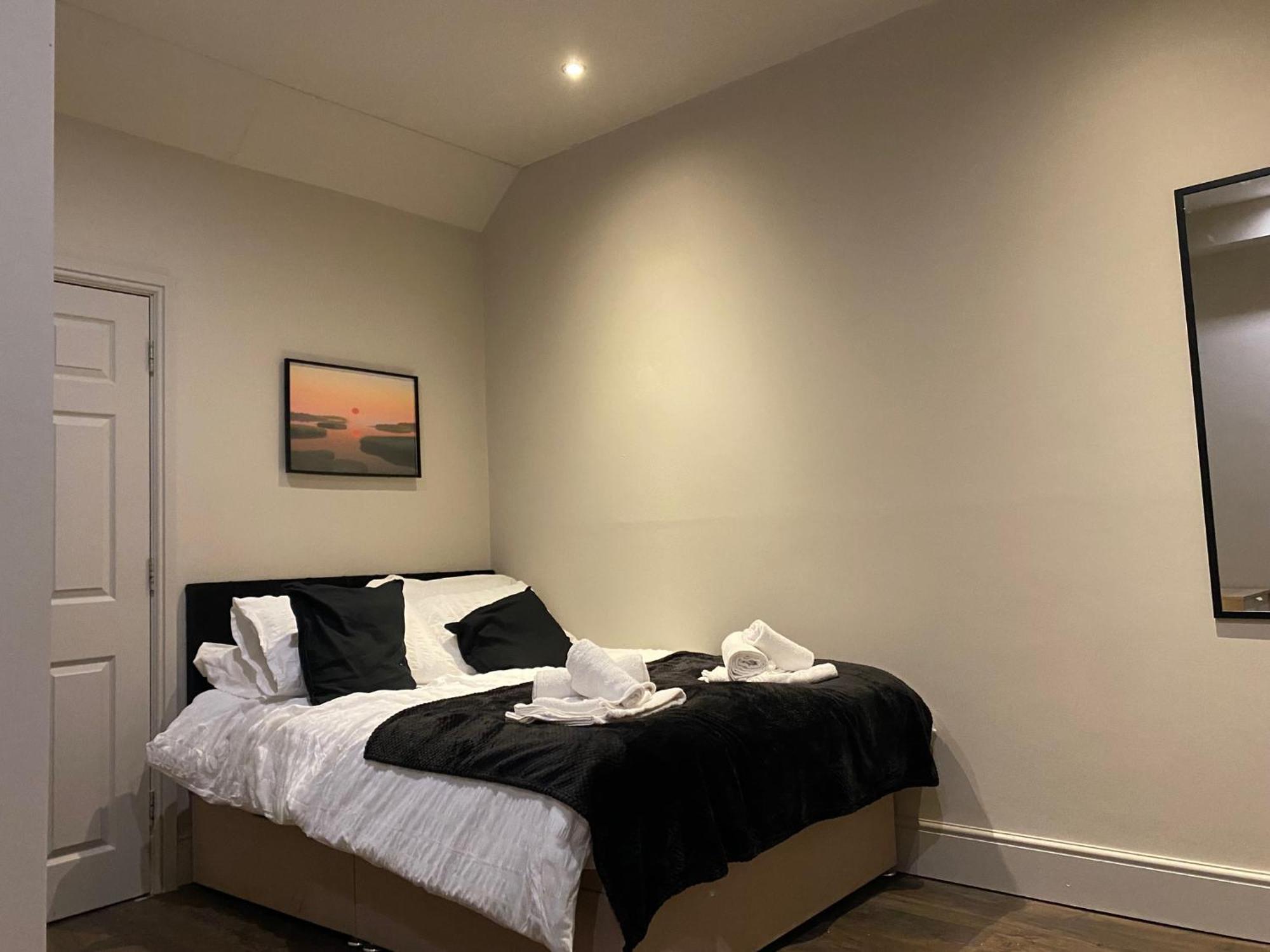 Stunning King Suite Apartment In The Heart Of Leeds City Center Екстер'єр фото